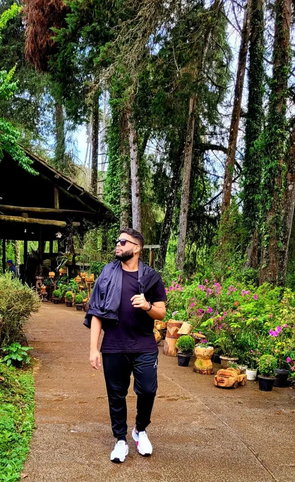 Viajante em um jardim de Campos do Jordão