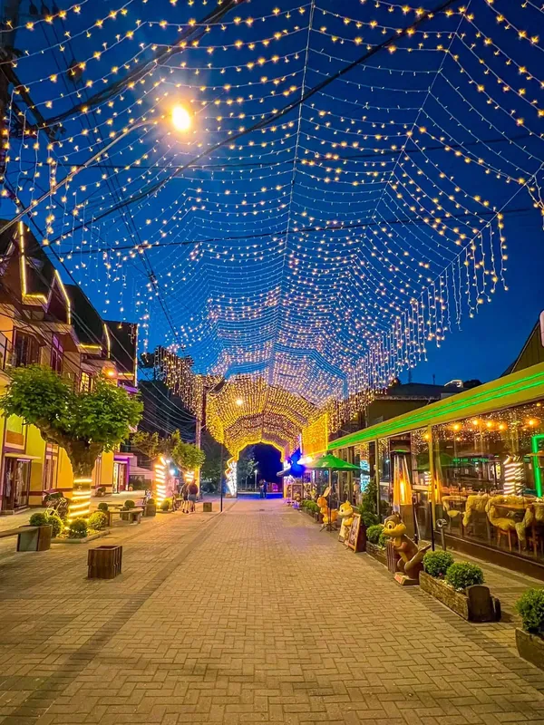 Rua com iluminação decorativa em Campos do Jordão