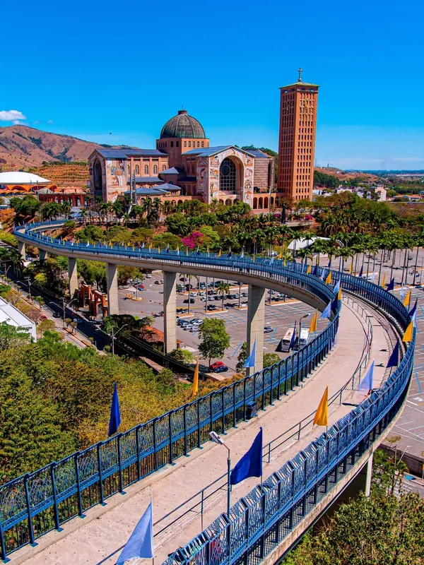 Vista da Basílica de Aparecida e da passarela