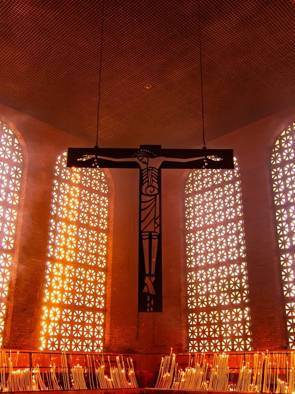 Cruz no interior da Basílica de Aparecida