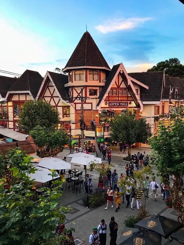 Vista do Aspen Mall e dos cafés em Campos do Jordão
