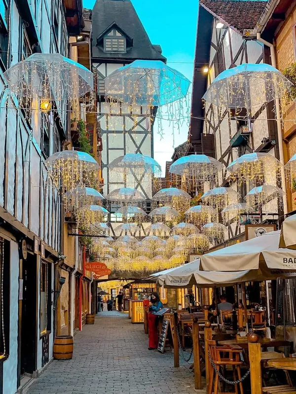 Rua com guarda-chuvas iluminados em Campos do Jordão