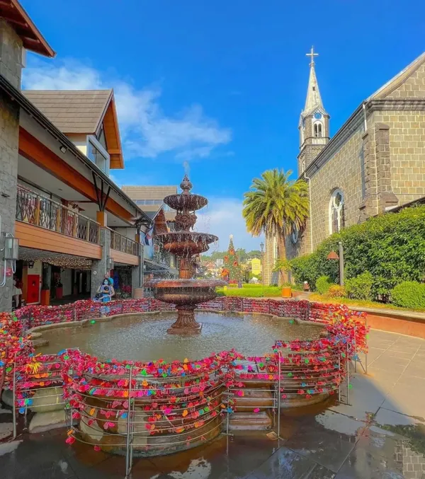 Fonte e igreja no centro de Gramado