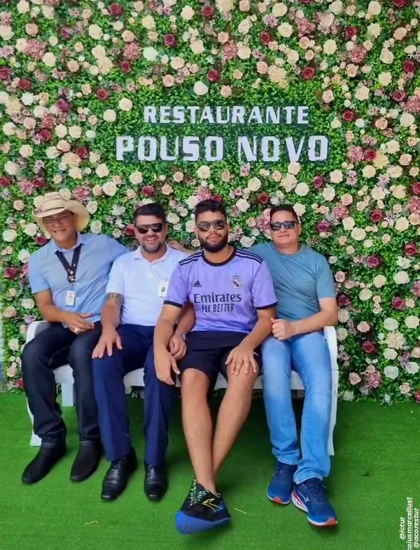 Grupo durante uma parada para refeição