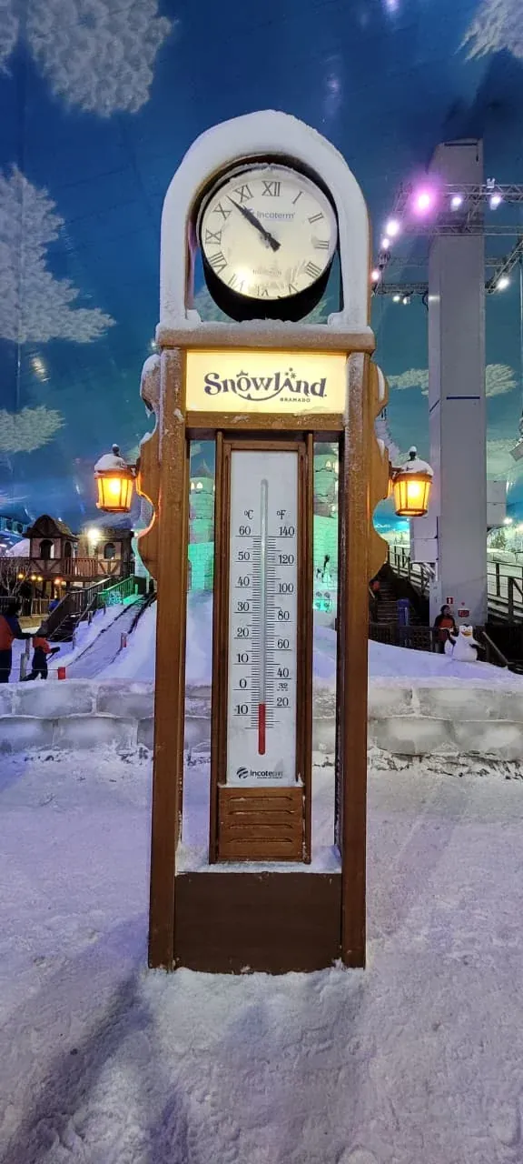 Relógio na área de neve do Snowland