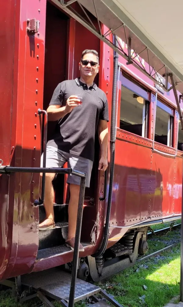 Viajante no vagão da Maria Fumaça