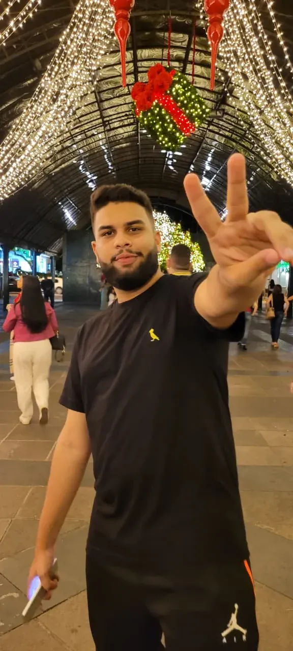 Viajante em passeio noturno por Gramado