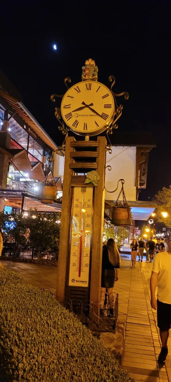 Relógio iluminado em Gramado
