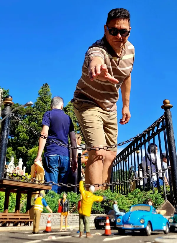 Carlinhos em passeio entre miniaturas em Gramado