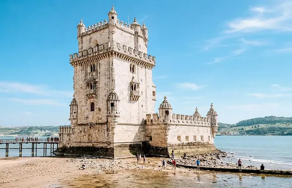 Torre de Belém junto ao rio